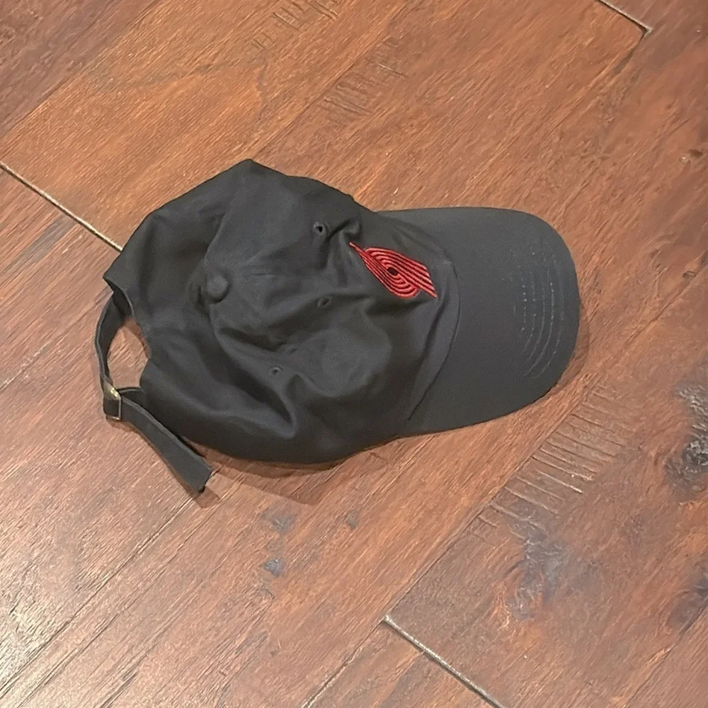 PORTLAND TRAIL BLAZERS Moda Black Cap with Red Logo